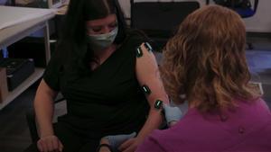 Dues víctimes d’un ictus recuperen la mobilitat de braços i mans gràcies a una teràpia amb elèctrodes