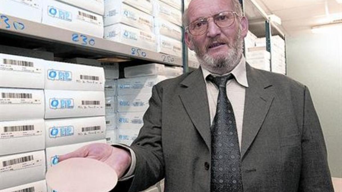 Jean-Claude muestra uno de sus implantes de silicona en una fotografía tomada el año 2001 en su empresa.