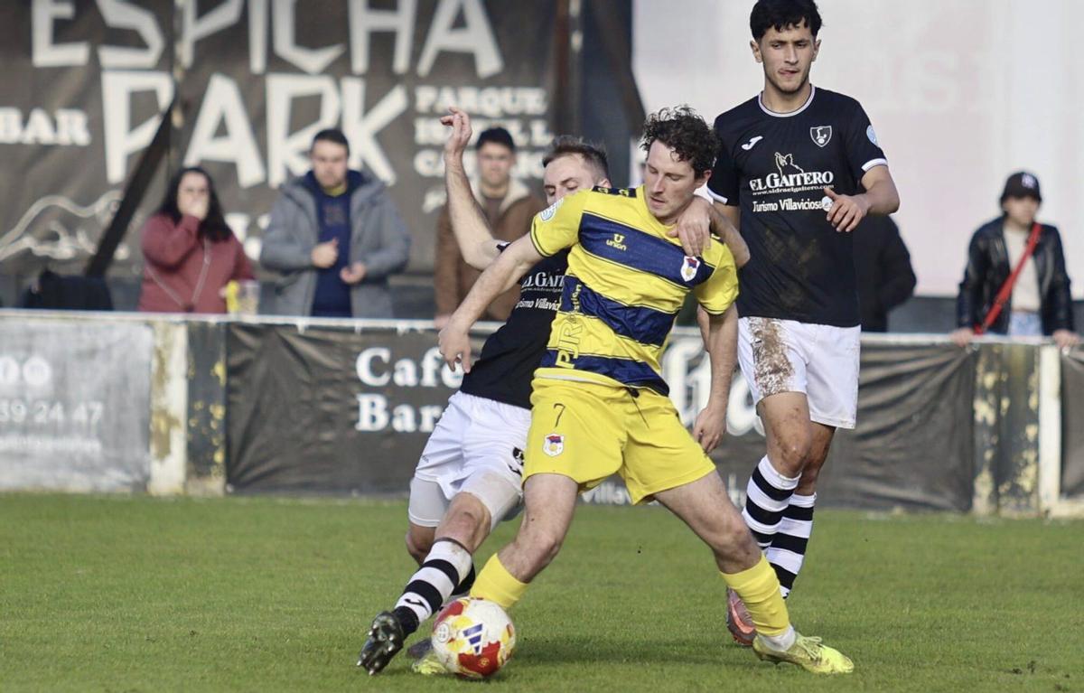 Diego Díaz controla el balón ante Marcos Blanco son Samu Montes detrás.  | IRMA COLLÍN