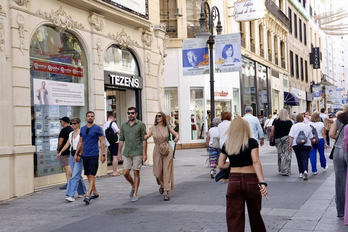Varias personas pasean por el centro de Córdoba.