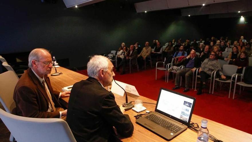 Por la izquierda, Alfonso Toribio y Alfonso Vegara, ayer, en el Club Prensa Asturiana de LA NUEVA ESPAÑA.