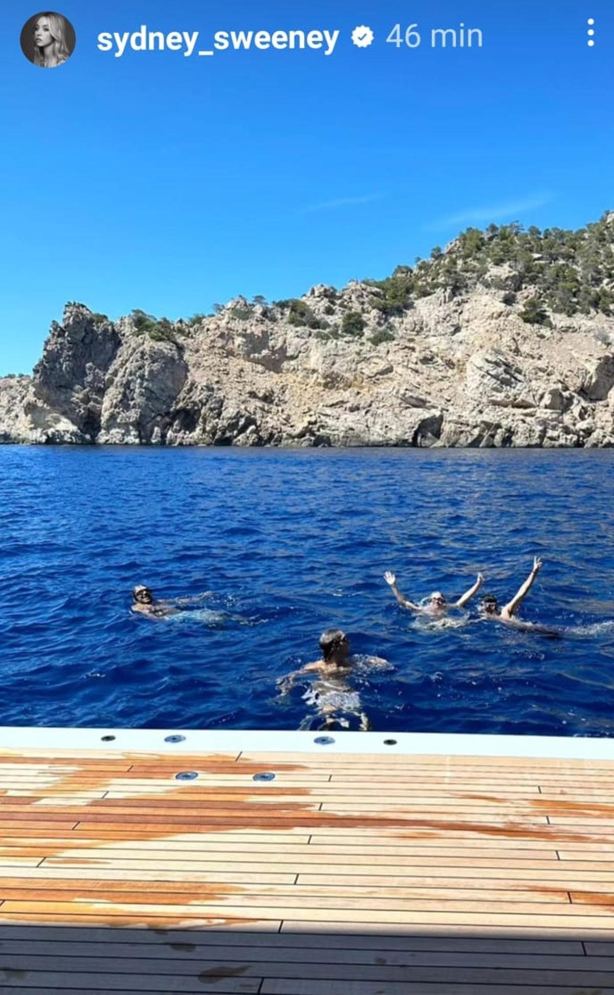 La actriz disfruta del Mediterráneo junto a varios amigos