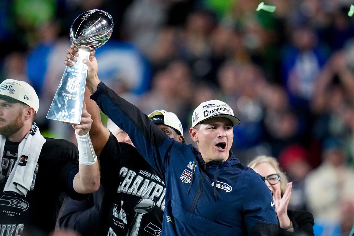 L'entrenador dels Seattle Seahawks, Mike MacDonald, celebra el triomf