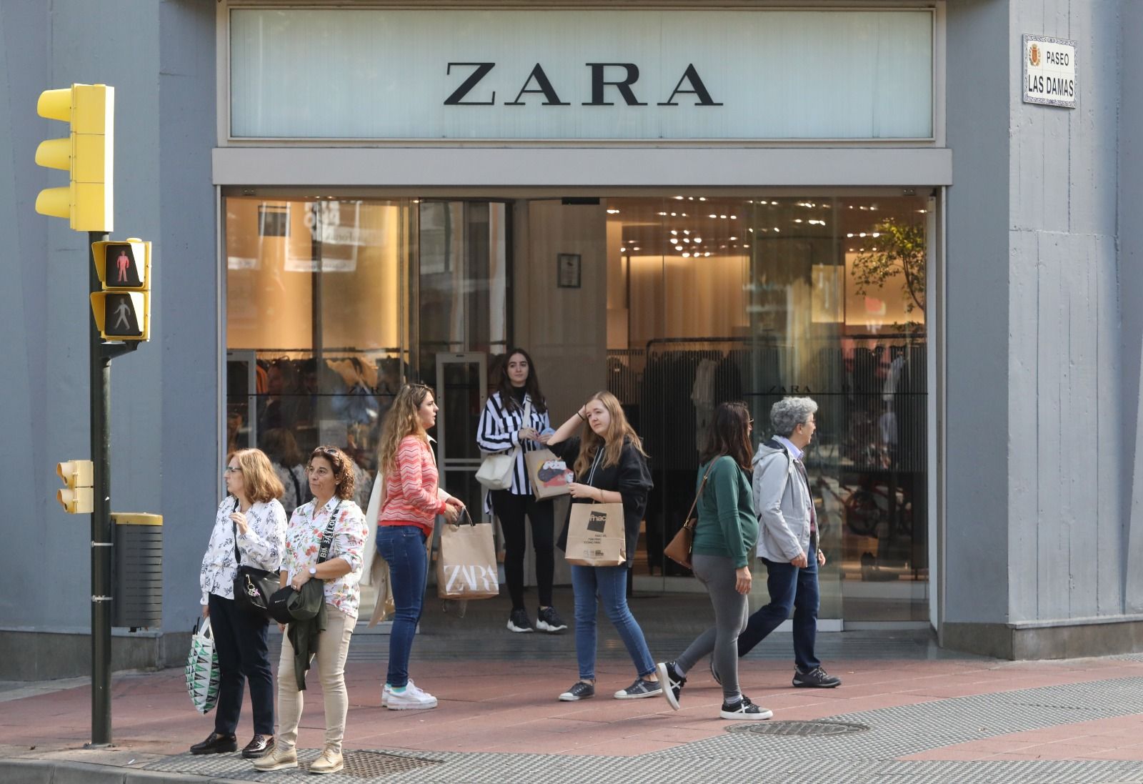 Mucha gente pero pocas bolsas en los comercios en una nueva apertura en festivo