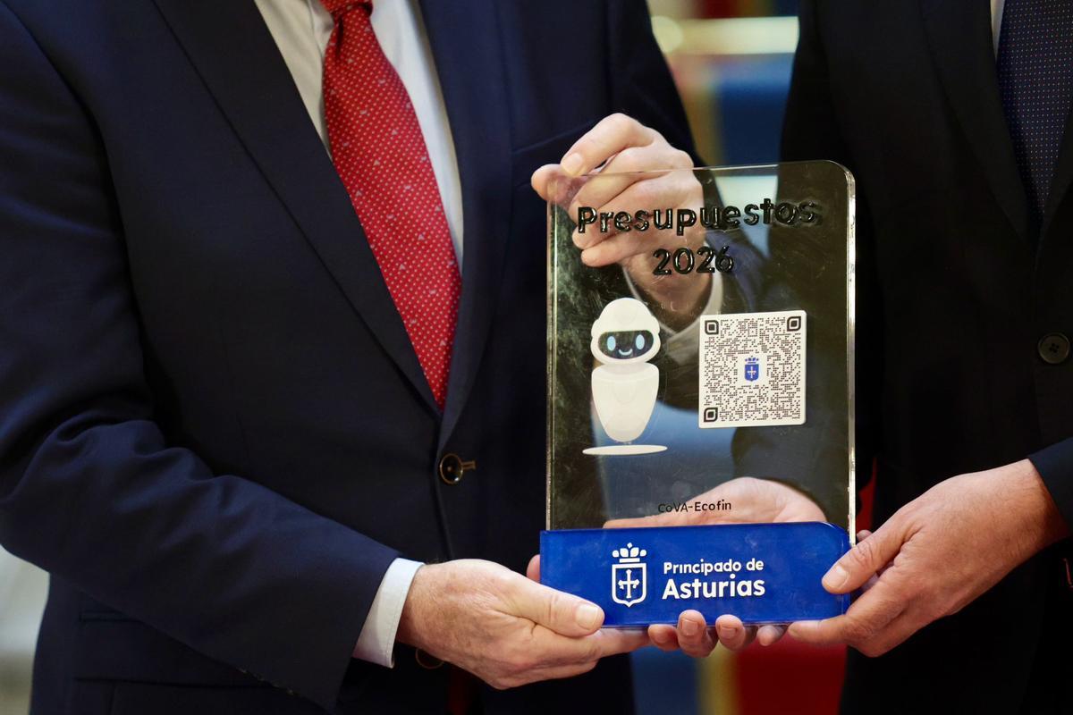 Detalle de la placa que recoge el acceso a los Presupuesto de Asturias para 2026