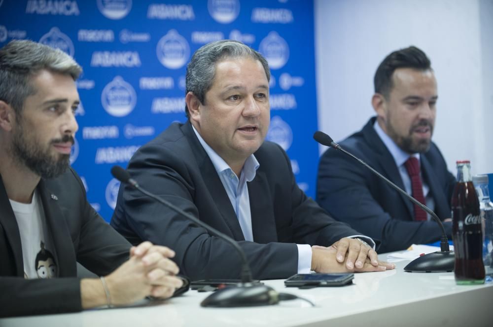 Luisinho comparece junto a su representante, Jorge Teixeira, y el presidente del Deportivo, Tino Fernández, para informar de su continuidad en el equipo blanquiazul hasta 2020.