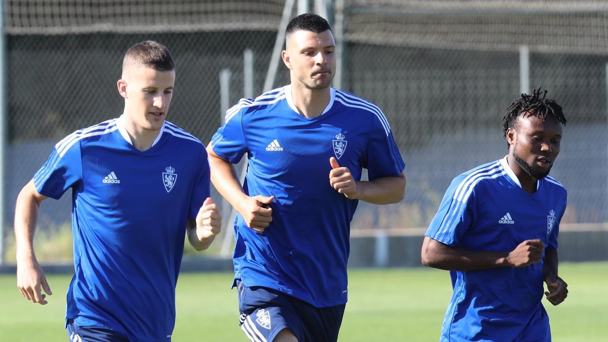 Nieto, Vuckic y James corren en un entrenamiento.