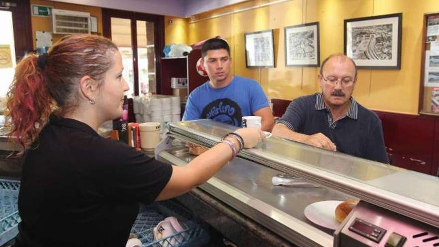 Una camarera sirviendo un café en uno de los bares solidarios.  // Iñaki Osorio
