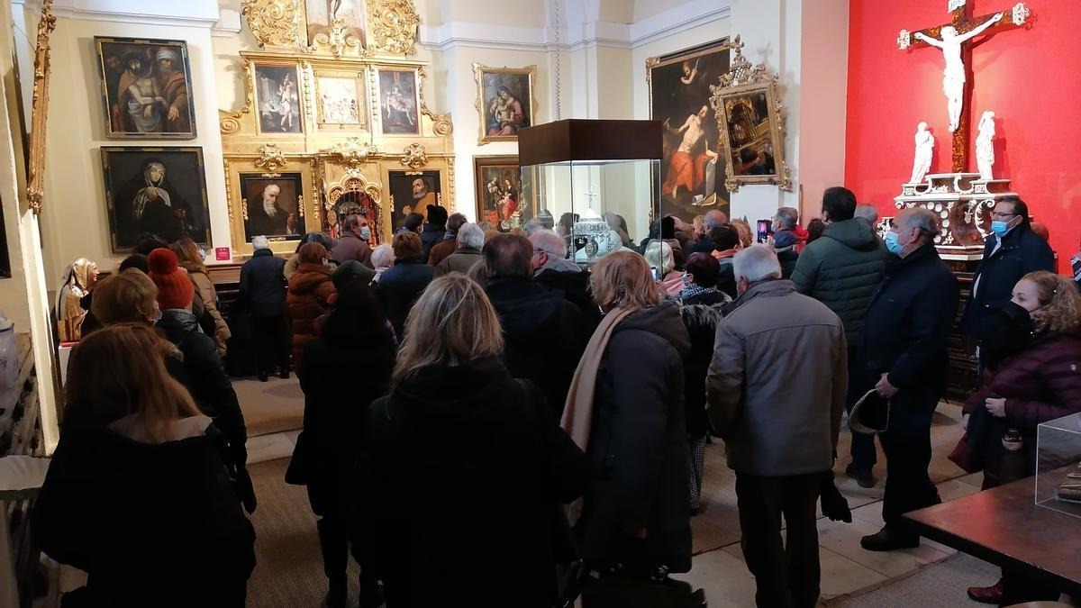 Visitantes admiran las obras de arte que custodia la sacristía de la Colegiata de Toro