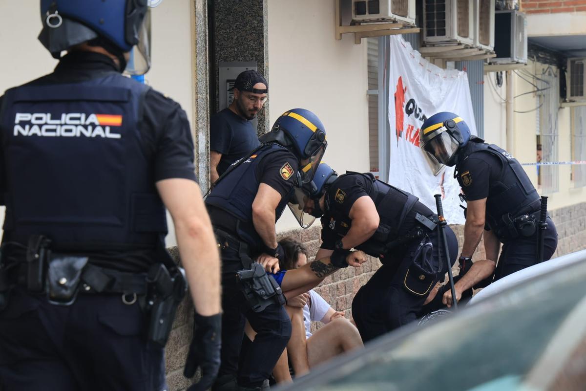 Tensión entre policías y manifestantes en un desalojo con dos menores en Alicante