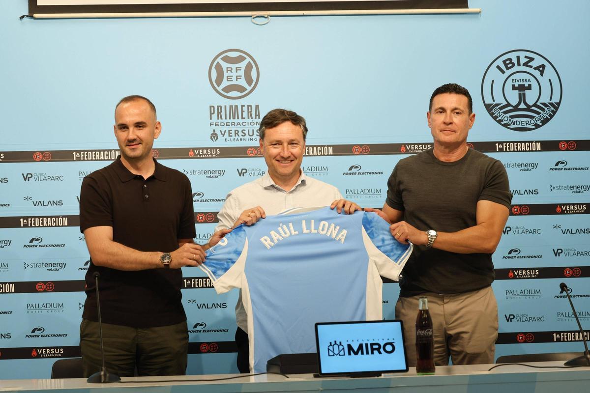 Mira las imágenes de la presentación de Raúl Llona como entrenador de la UD Ibiza