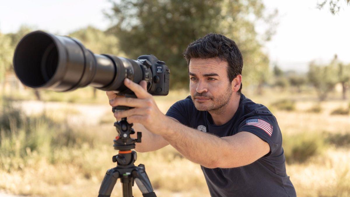 Jordi L. Coy preparando su cámara para realizar una de sus fantásticas imágenes de los astros.