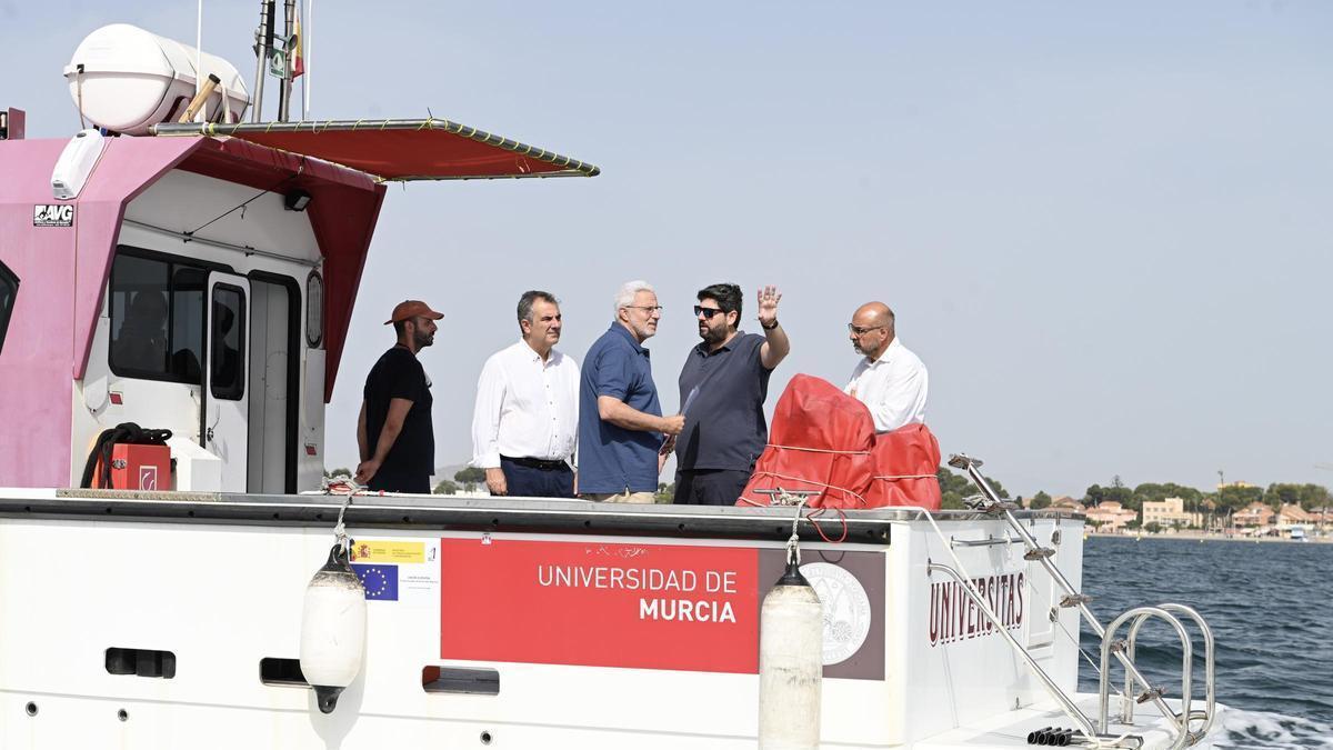 El presidente regional, Fernando López Miras, junto al catedrático Ángel Pérez Ruzafa, y el consejero Juan María Vázquez.