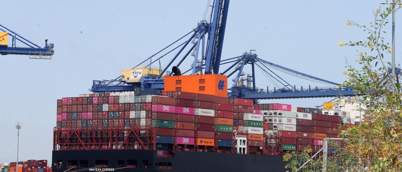 Un barco cargado de contenedores en el puerto de València.