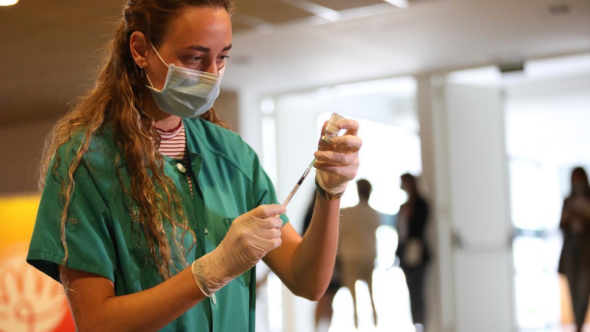Una enfermera prepara una dosis de la vacuna de la gripe, en Zaragoza.