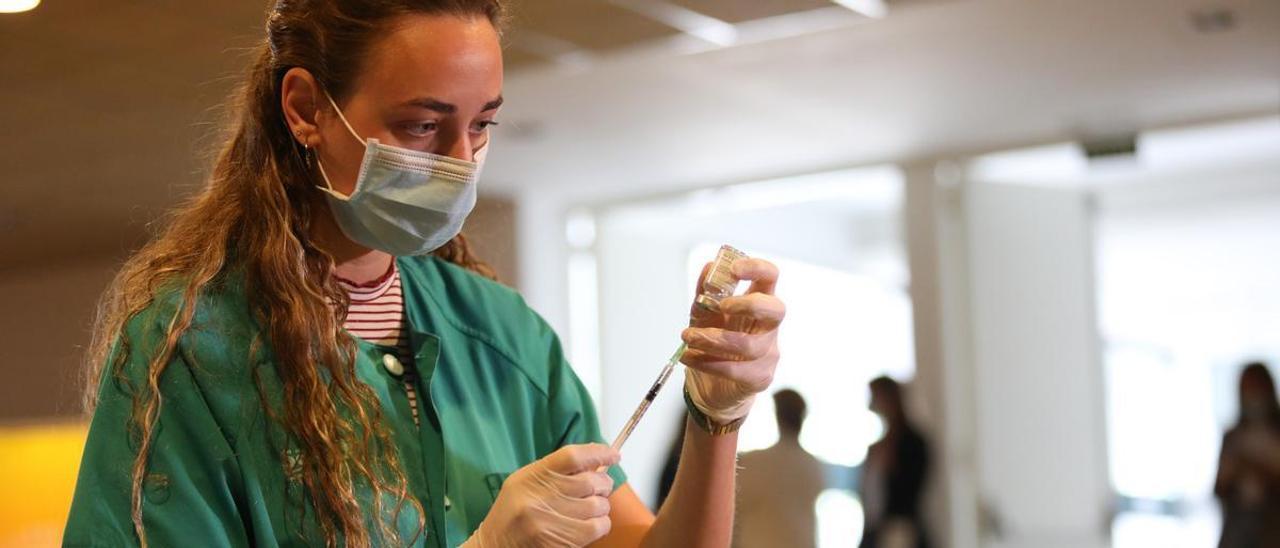 Una enfermera prepara una dosis de la vacuna de la gripe, en Zaragoza.