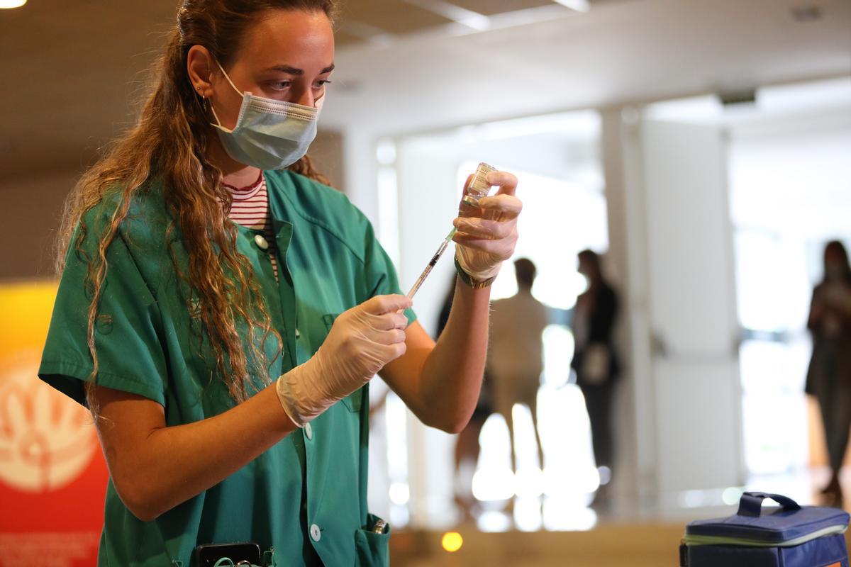 Una enfermera prepara una dosis de la vacuna de la gripe, en Zaragoza.