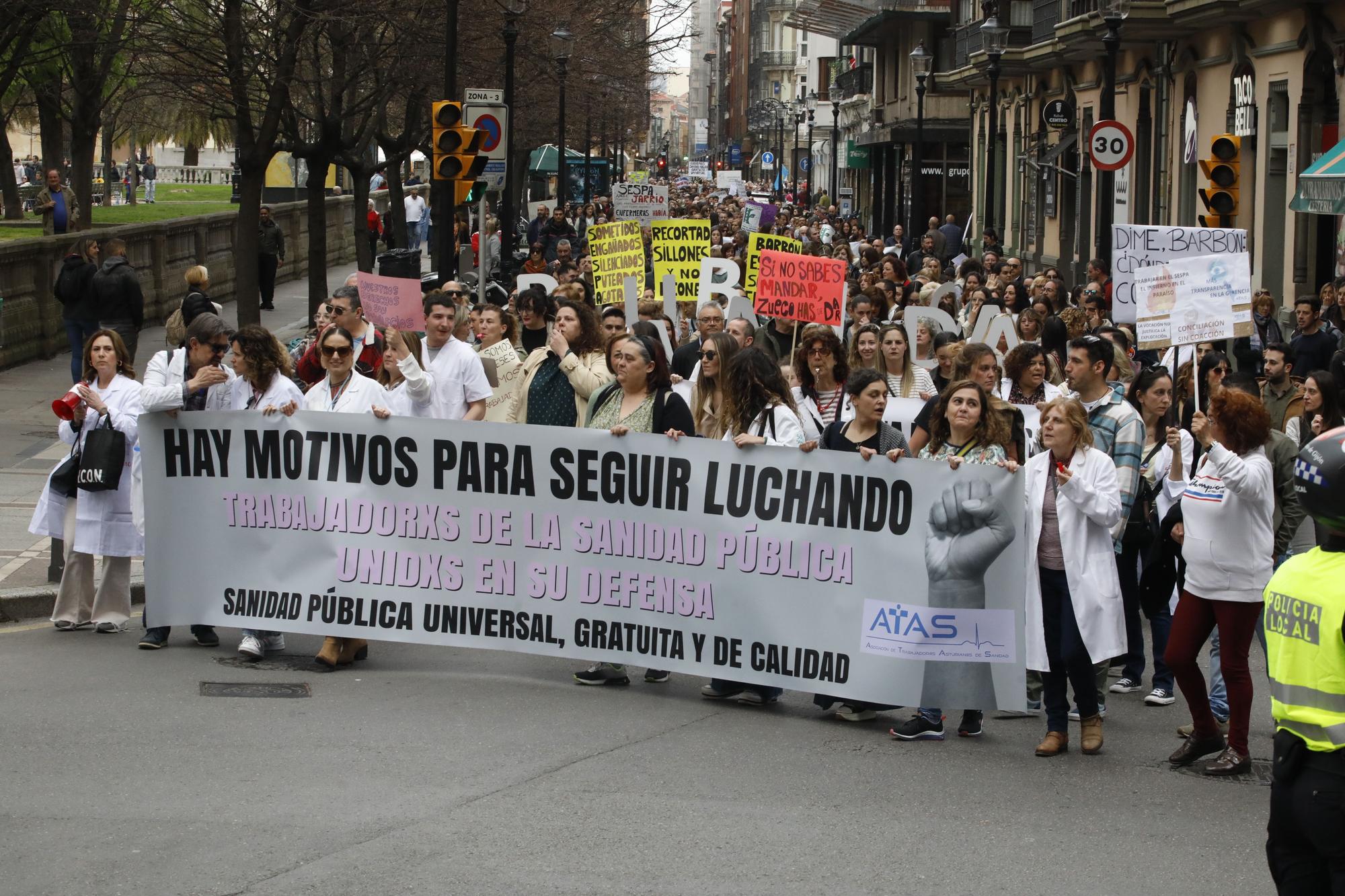 En imágenes: Los sanitarios se manifiestan en Gijón al grito de "no queremos más dinero, queremos mejores condiciones laborales"