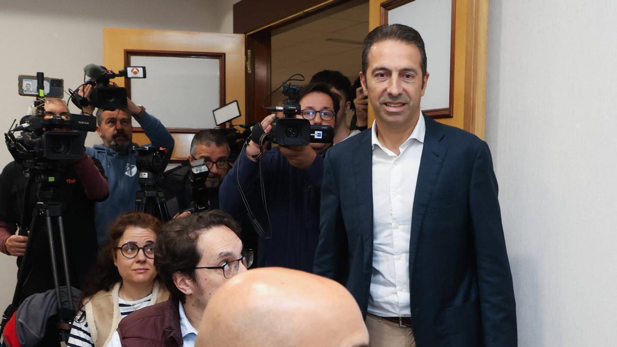 Alfonso Villares llega a la sala donde compareció ante los periodistas seguido por los reporteros gráficos.