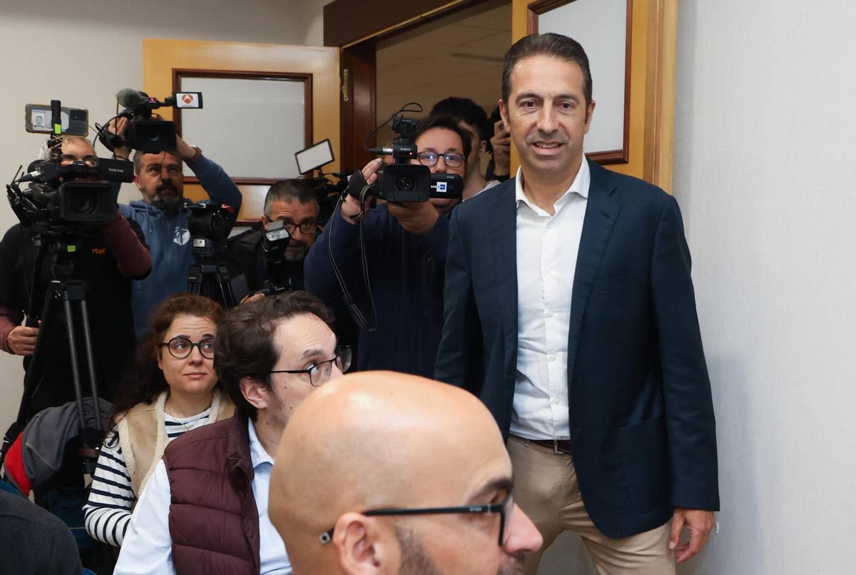 Alfonso Villares llega a la sala donde compareció ante los periodistas seguido por los reporteros gráficos.