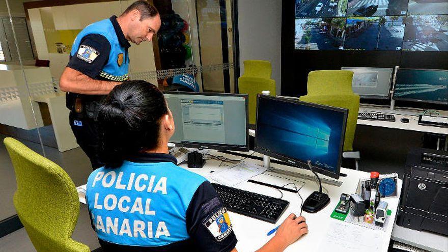 Dos agentes de la Policía Local en la sala de control de Vecindario.