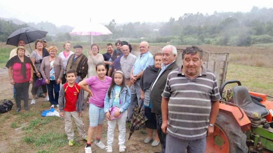 Varios propietarios de las fincas del valle de Maceiras afectadas por las obras del AVE. // Faro