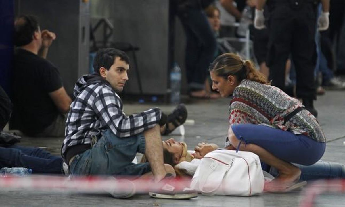 Dues persones atenen un ferit a l’estació de Buenos Aires.