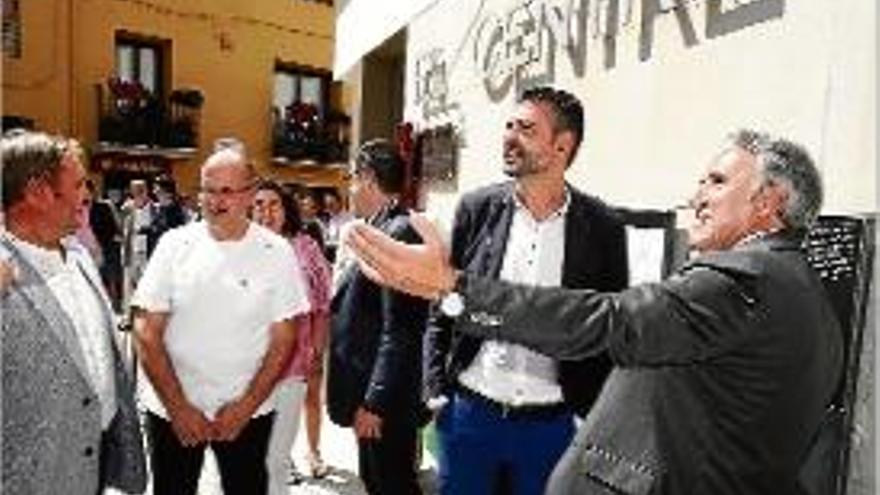 Santi Vila durant la inauguració de la plaça Major de Vilabertran.