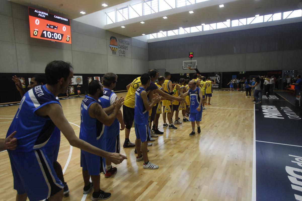 Partido entre los actores de 'Campeones' y el equipo de Burjassot que inspiró la película