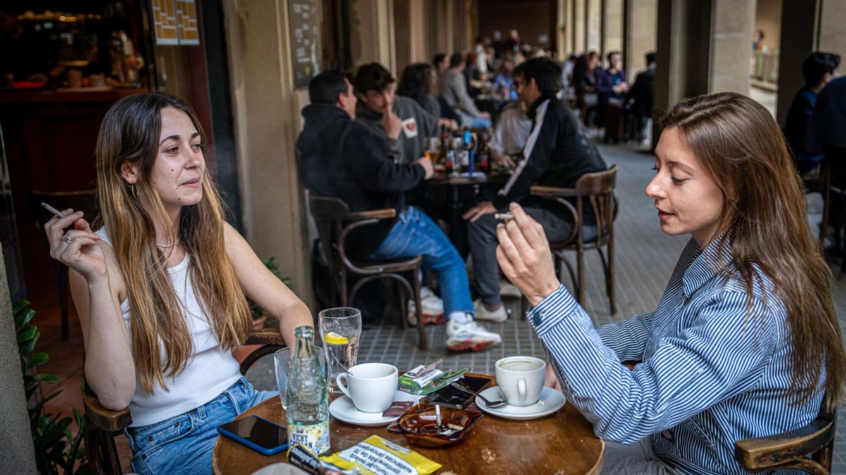 Las terrazas de Barcelona y el ocio nocturno, en pie de guerra ante el nuevo veto al tabaco