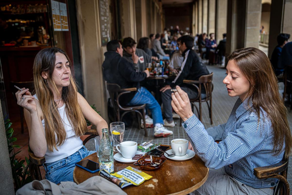 Barcelona 05/04/24 Barcelona. Personas fumando en las terrazas del centro de la ciudad de Barcelona. Futura ley anti tabaco. AUTOR: MANU MITRU