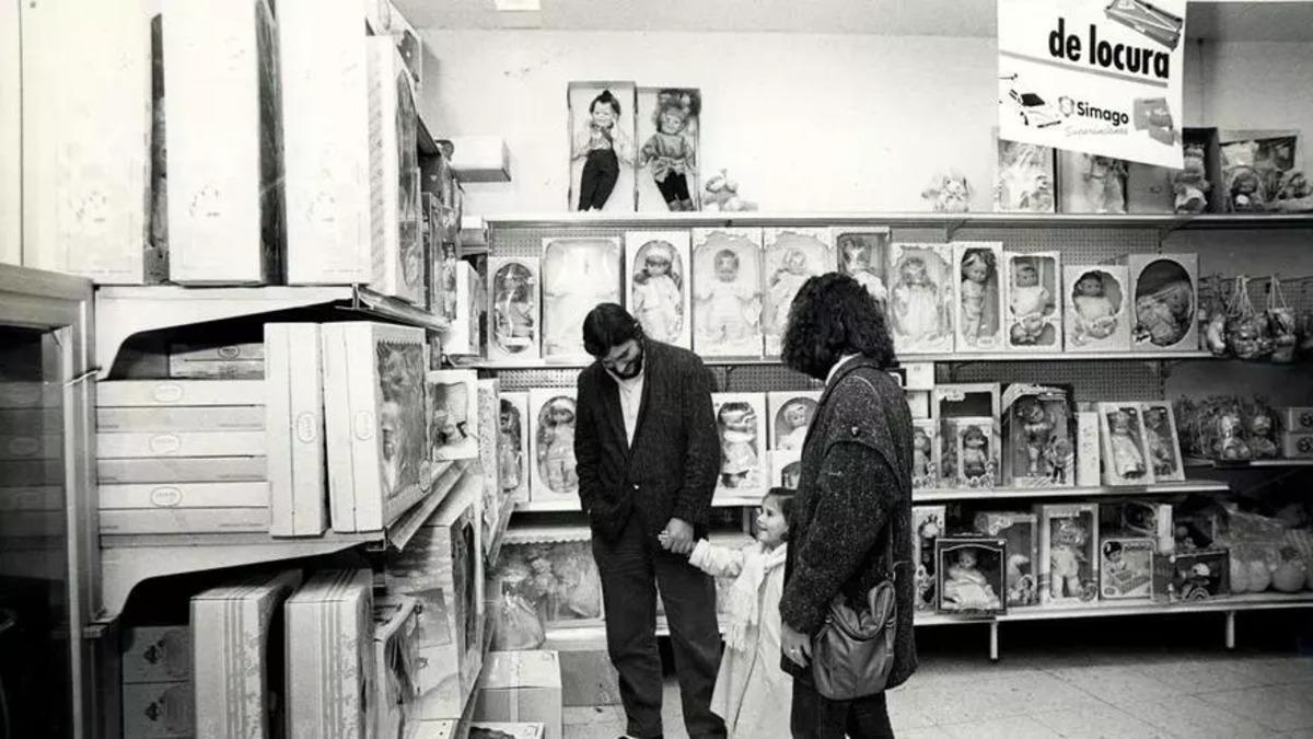 Una familia escoge los juguetes de Reyes en las navidad de 1988 en el Simago de la rúa Montero Ríos