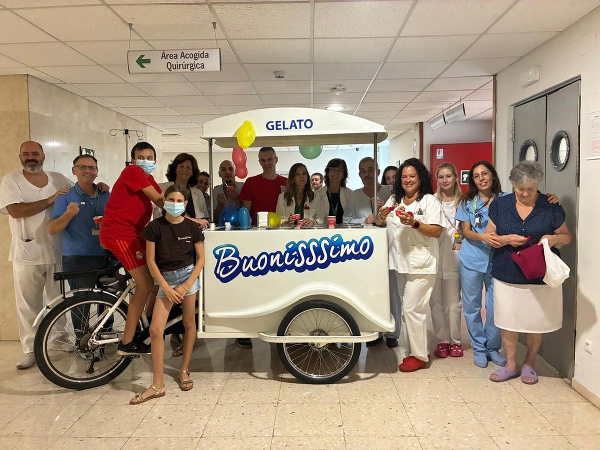 Así ha sido la tradicional visita del carrito de helados al hospital Reina Sofía