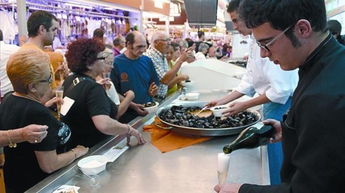 Musclos amb salsa de Sant Joan i copa de cava, en la degustació de l’any passat al mercat de Sants. Musclos amb salsa de Sant Joan i copa de cava, en la degustació de l’any passat al mercat de Sants.