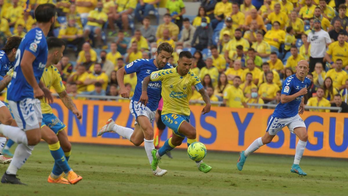 Viera supera a Aitor Sanz, en el último UD-Tenerife, que se jugó el pasado 4 de junio.
