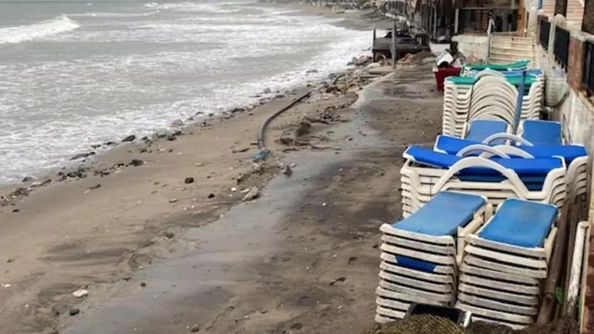 Tuberías a la intemperie en una de las playas de Marbella tras unas lluvias.