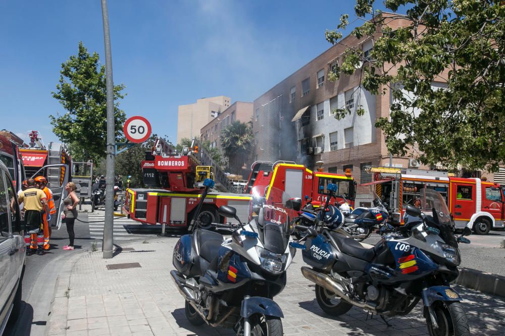 Rescatan a 8 personas en un inmueble del barrio Virgen del Carmen por un fuego iniciado en el soportal