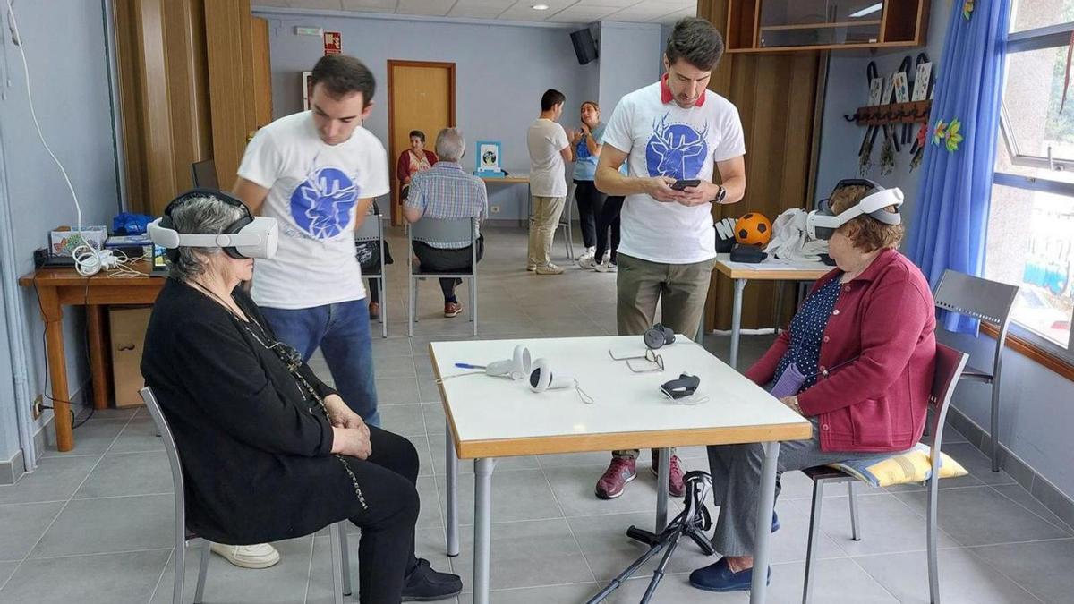 Miembros de Imaxina e Axuda y ancianos de una residencia, con las gafas inmersivas.