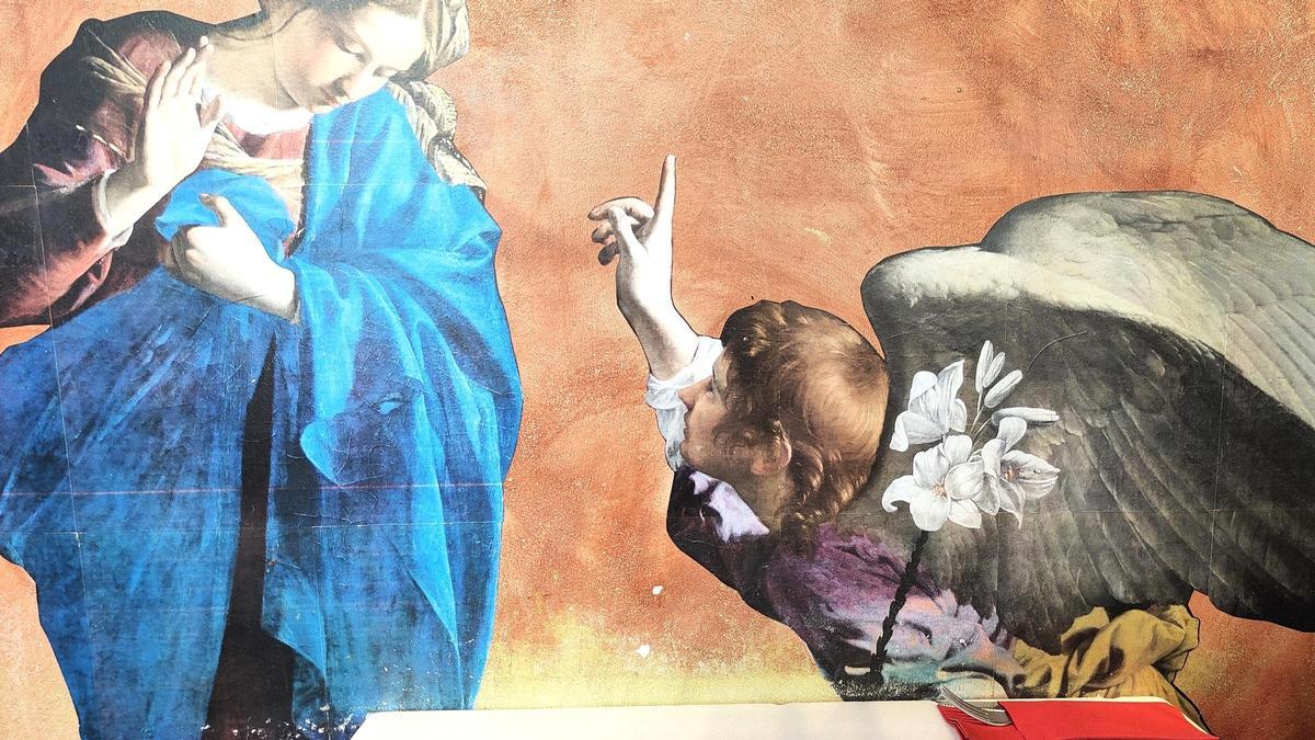 Una pared decorada de la pizzería Il Figlio di Emiliano, en Sabadell.