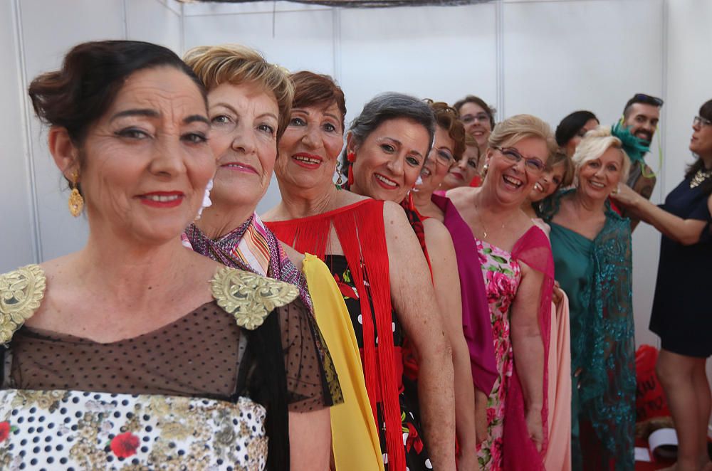 La Pasarela de Moda de la Semana del Mayor ha tenido como protagonistas a 132 modelos de entre 55 y 80 años, que han desfilado en la plaza de La Constitución.