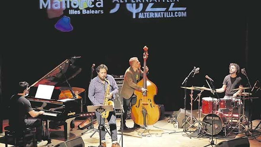 Pere Bujosa (contrabajo), flanqueado por Tomàs Fosch, Gianni Gagliardi y Quique Ramírez.