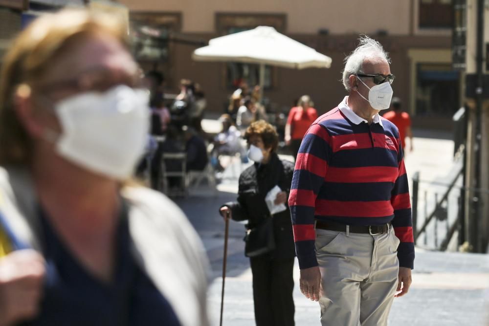 Mascarillas de todos los colores en Asturias en el primer día de uso obligatorio