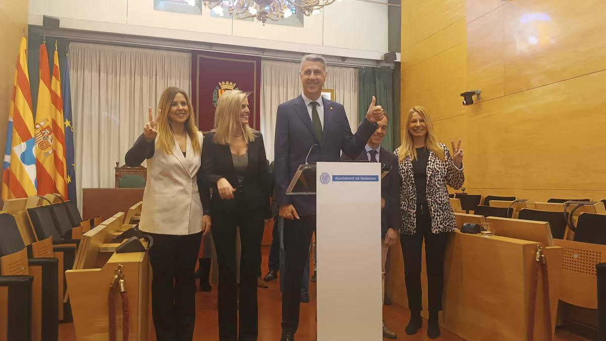 El alcalde de Badalona, Xavier Garcia Albiol, junto a sus tenientes de Alcaldía, tras conocer la sentencia absolutoria del 'caso antenas'