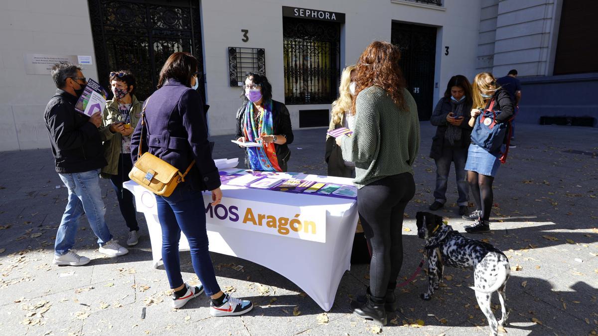 La mesa de Podemos en la Plaza España de Zaragoza