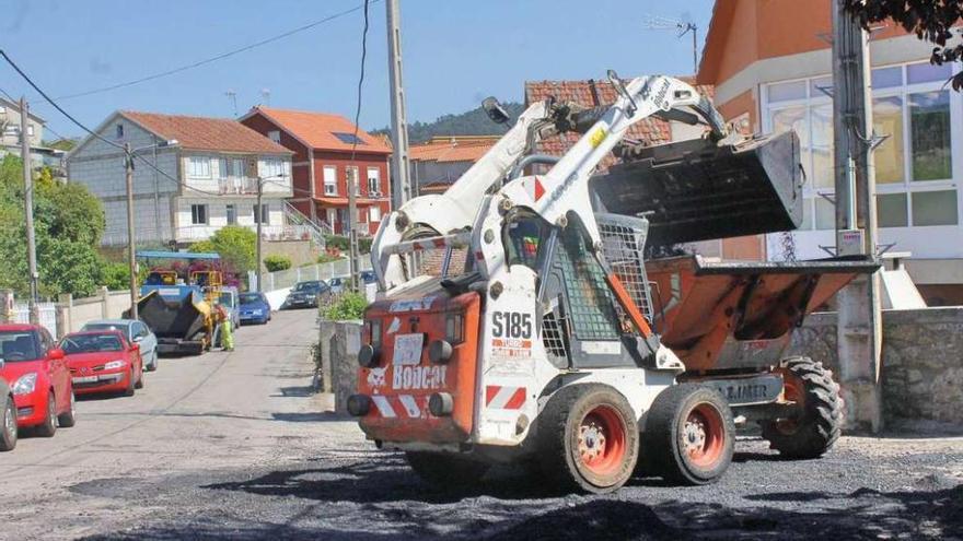 Covsa ya asfalta viales en Espiñeira e iniciará el jueves el de Areacova