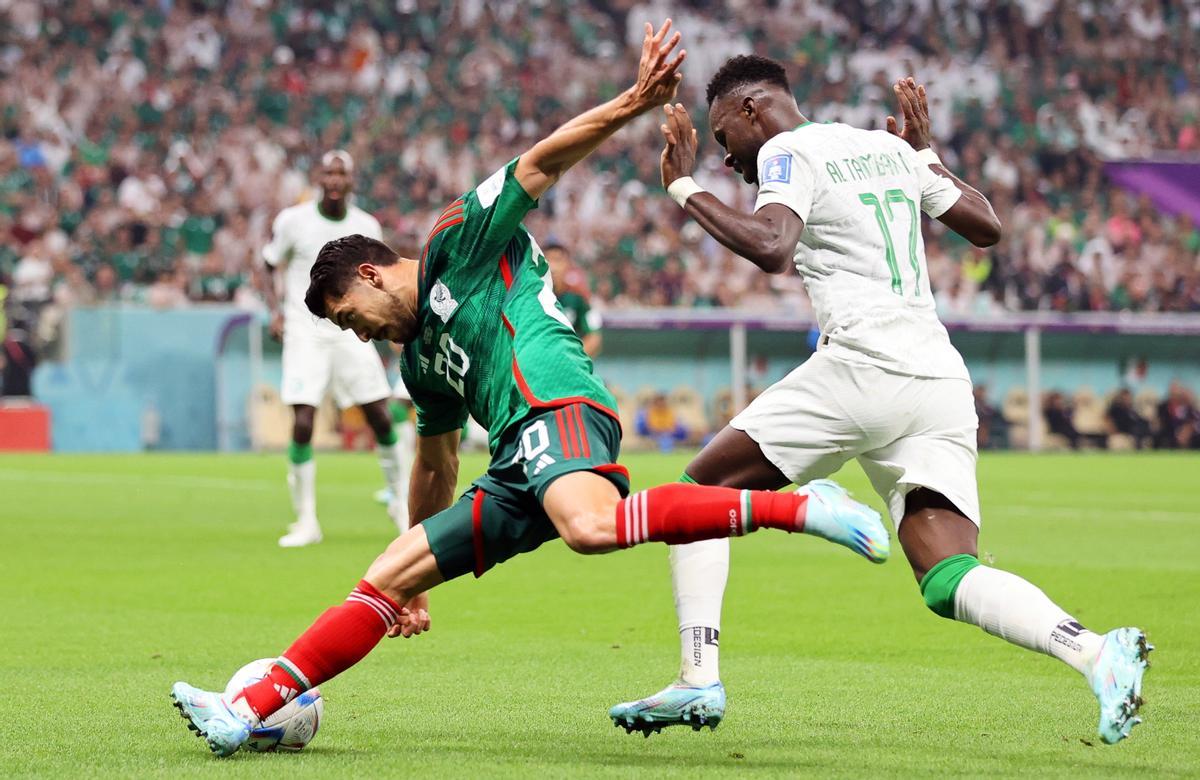 Lusail (Qatar), 30/11/2022.- Henry Martin (L) of Mexico in action against Hassan Tambakti (R) of Saudi Arabia during the FIFA World Cup 2022 group C soccer match between Saudi Arabia and Mexico at Lusail Stadium in Lusail, Qatar, 30 November 2022. (Mundial de Fútbol, Arabia Saudita, Estados Unidos, Catar) EFE/EPA/Abedin Taherkenareh