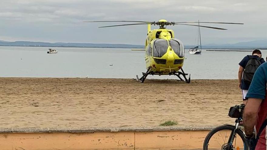 Un dels helicòpters que va assistir els petits a la platja de la Perola de Roses, dilluns.