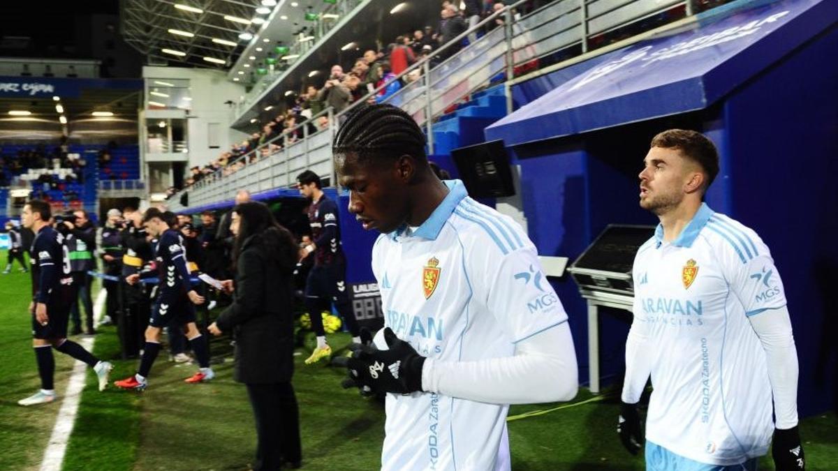 Saidu sale al césped de Ipurua seguido por Soberón.