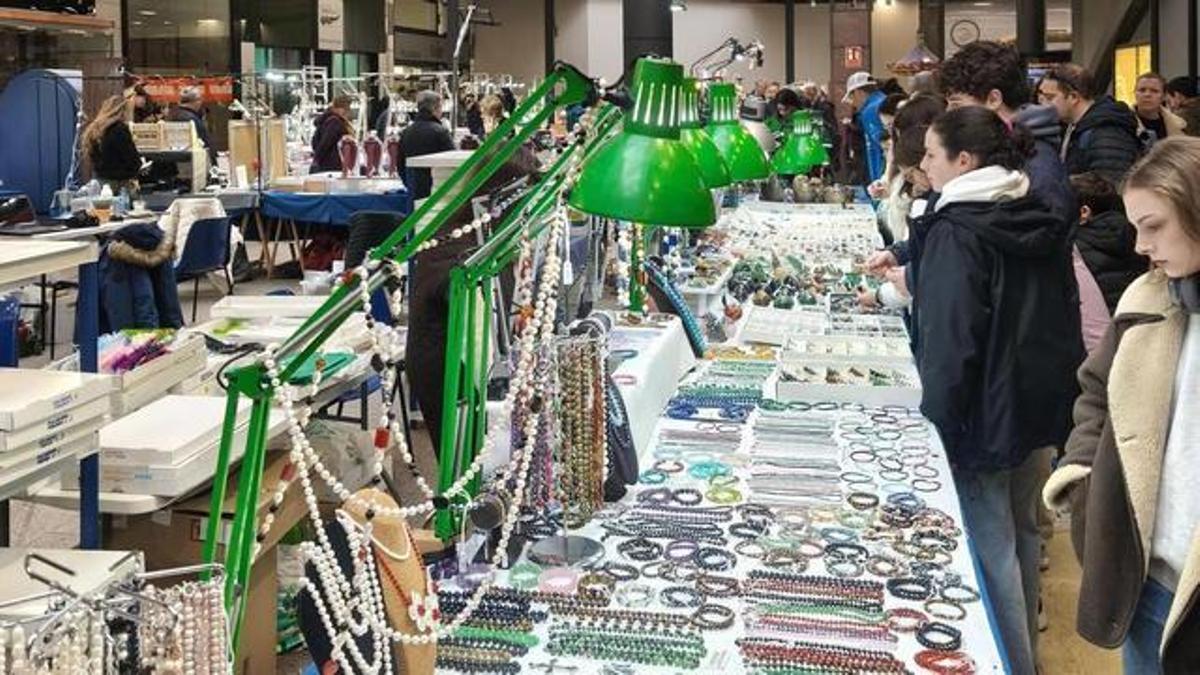Visitantes de la Feria de Minerales en el Outlet Área Central de Santiago en una edición anterior.