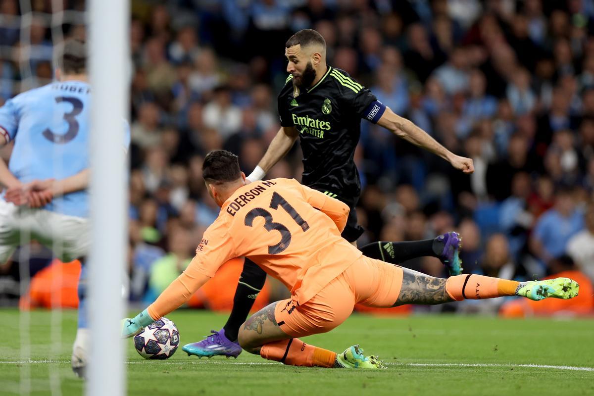 Manchester (United Kingdom), 17/05/2023.- Karim Benzema of Real Madrid in action against Manchester City goalkeeper Ederson during the UEFA Champions League semi-finals, 2nd leg soccer match between Manchester City and Real Madrid in Manchester, Britain, 17 May 2023. (Liga de Campeones, Reino Unido) EFE/EPA/DAVID RAWCLIFFE
